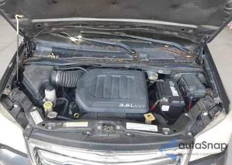 2011 Chrysler Town & Country Touring z USA, uszkodzony, nr VIN 2A4RR5DG9BR708610